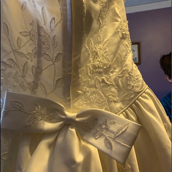 Wedding Dress!! Traditional with class, classic with elegance. Love @ 1st sight! - Picture 1 of 10